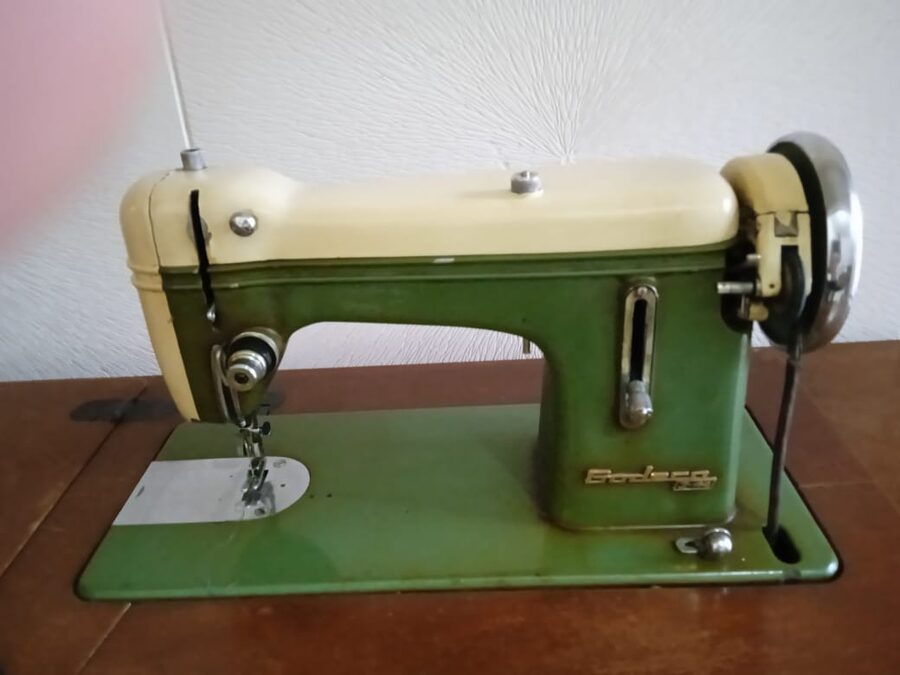 Vendo maquina de coser antigua