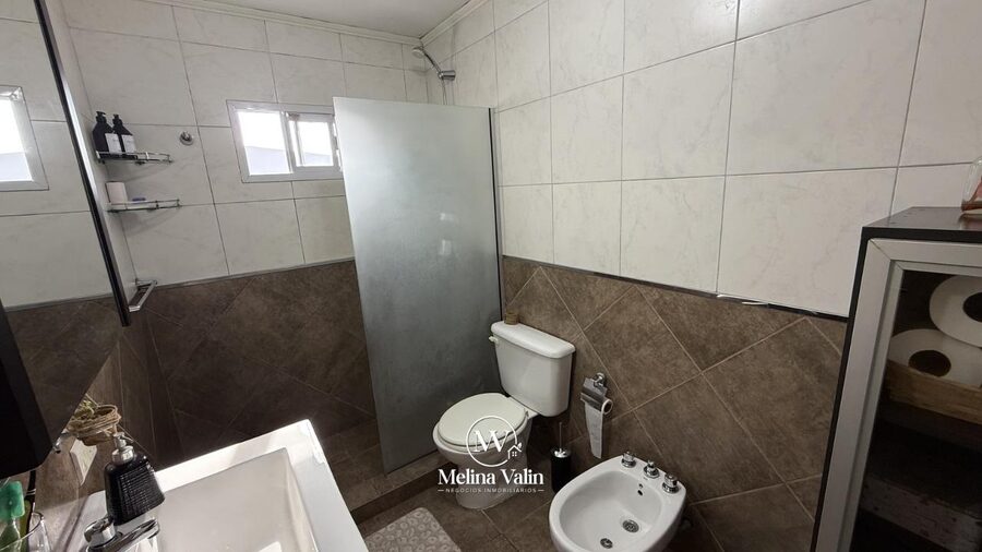 HERMOSO DUPLEX EN ORO VERDE, 2 DORM, COCHERA, PATIO Y PISCINA.
