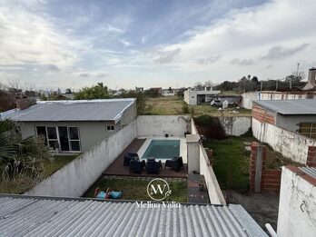 HERMOSO DUPLEX EN ORO VERDE, 2 DORM, COCHERA, PATIO Y PISCINA.