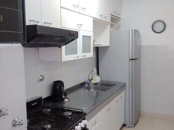 Alquilo dpto. temporario, zona centro. Por mes o trimestre. Con cochera