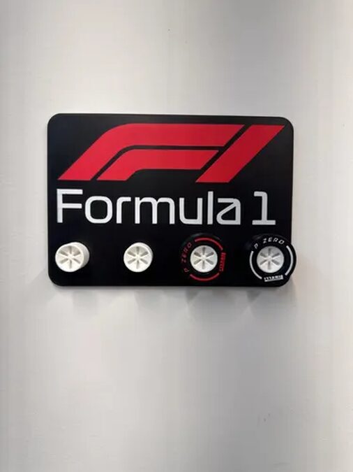 Porta llavero F1 + 4 llaveros neumaticos pirelli