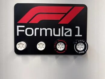 Porta llavero F1 + 4 llaveros neumaticos pirelli