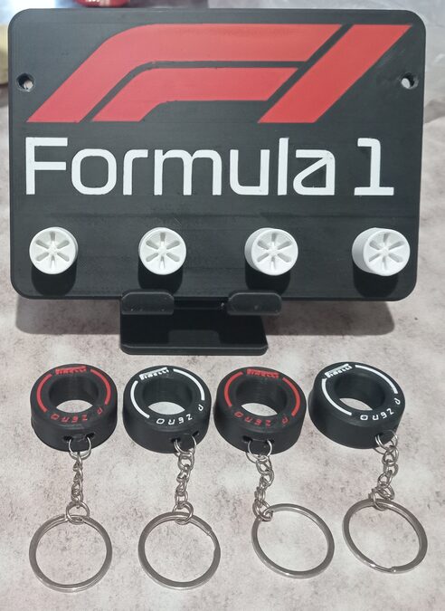 Porta llavero F1 + 4 llaveros neumaticos pirelli