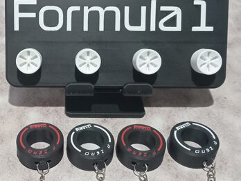 Porta llavero F1 + 4 llaveros neumaticos pirelli