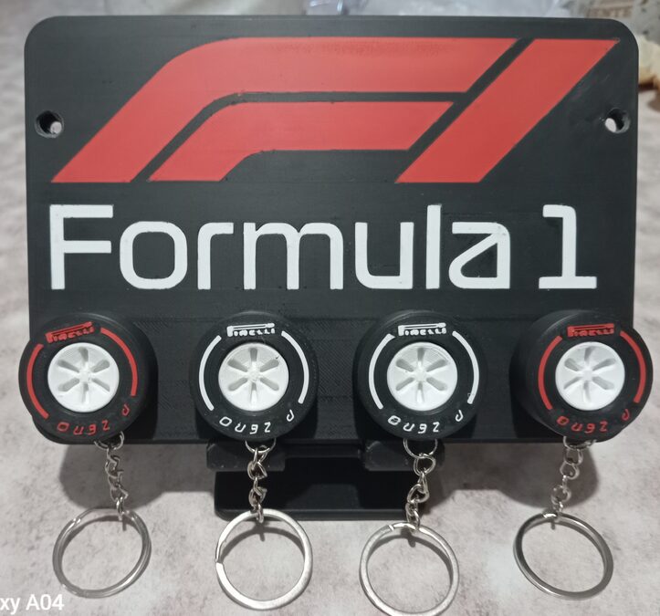 Porta llavero F1 + 4 llaveros neumaticos pirelli