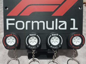 Porta llavero F1 + 4 llaveros neumaticos pirelli