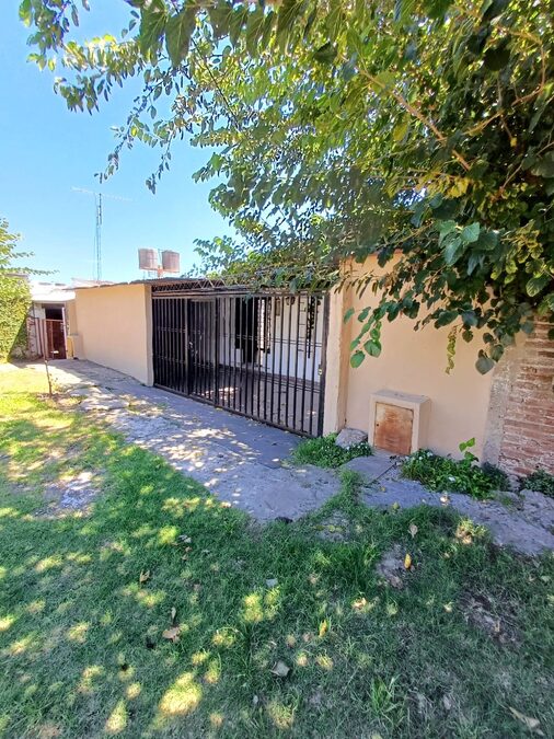 VENDO CASA Z/ PROV. UNIDAS Y ECCLESTON - U$S 40.000