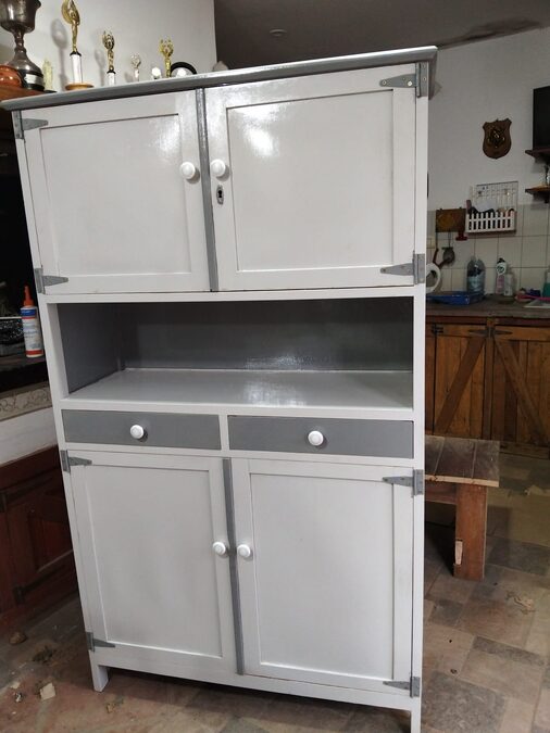 Vendo aparador de cocina 1x0.40x1.7 de madera