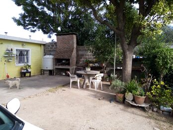 VENDO INPORTANTE PROPIEDAD CASA,CON DEPARTAMENTO,TERRENO GALPON,SALONES
