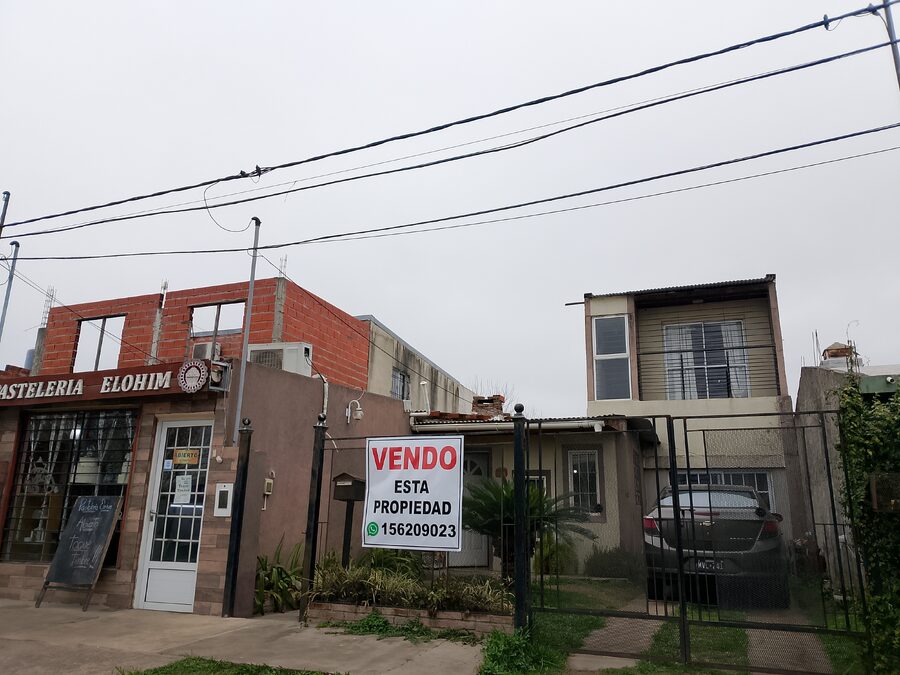 Casa 194 M2 construidos con local comercial