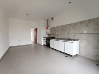 DEPTO EN ALQUILER  CON PATIO Y ESTACIONAMIENTO