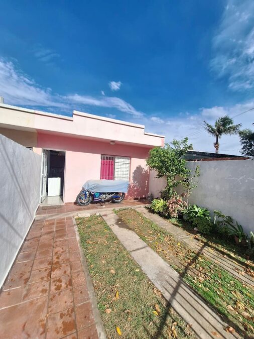Casa 2 Dormitorios Apta Crédito, Calle Gutierrez y Cnel. Martínez