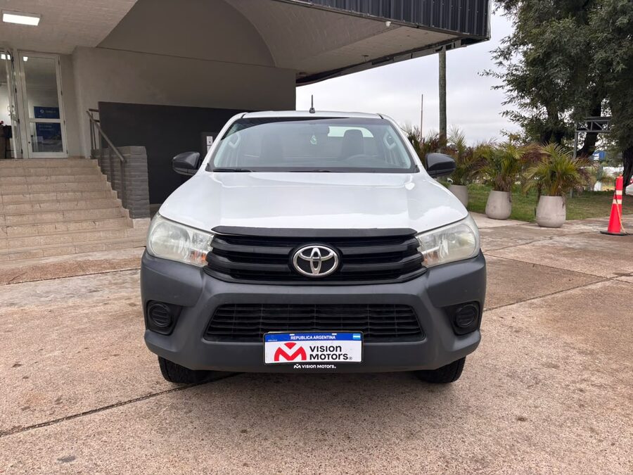 TOYOTA HILUX 4x2 DX 2.4 TDI MT CABINA SIMPLE. Recibo vehículos de menor y mayor valor
