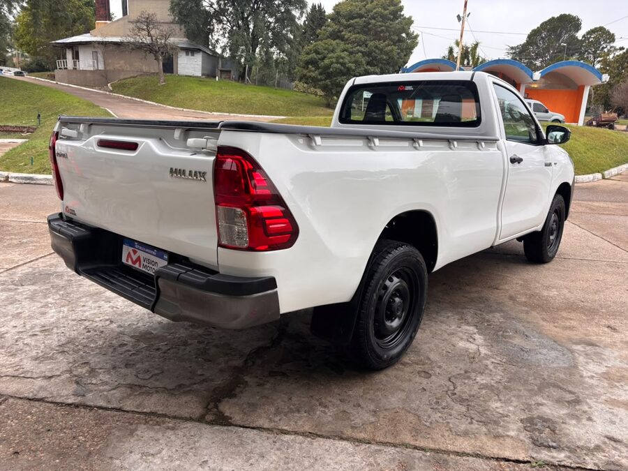 TOYOTA HILUX 4x2 DX 2.4 TDI MT CABINA SIMPLE. Recibo vehículos de menor y mayor valor