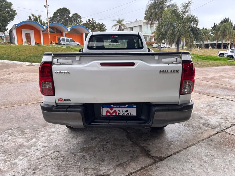 TOYOTA HILUX 4x2 DX 2.4 TDI MT CABINA SIMPLE. Recibo vehículos de menor y mayor valor