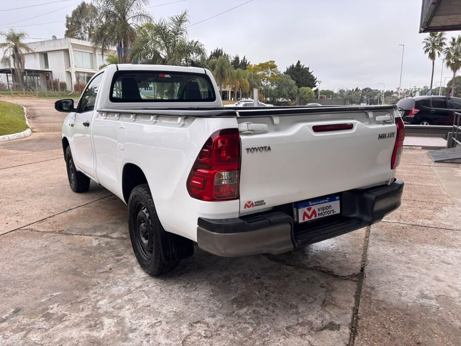 TOYOTA HILUX 4x2 DX 2.4 TDI MT CABINA SIMPLE. Recibo vehículos de menor y mayor valor