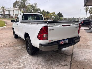 TOYOTA HILUX 4x2 DX 2.4 TDI MT CABINA SIMPLE. Recibo vehículos de menor y mayor valor