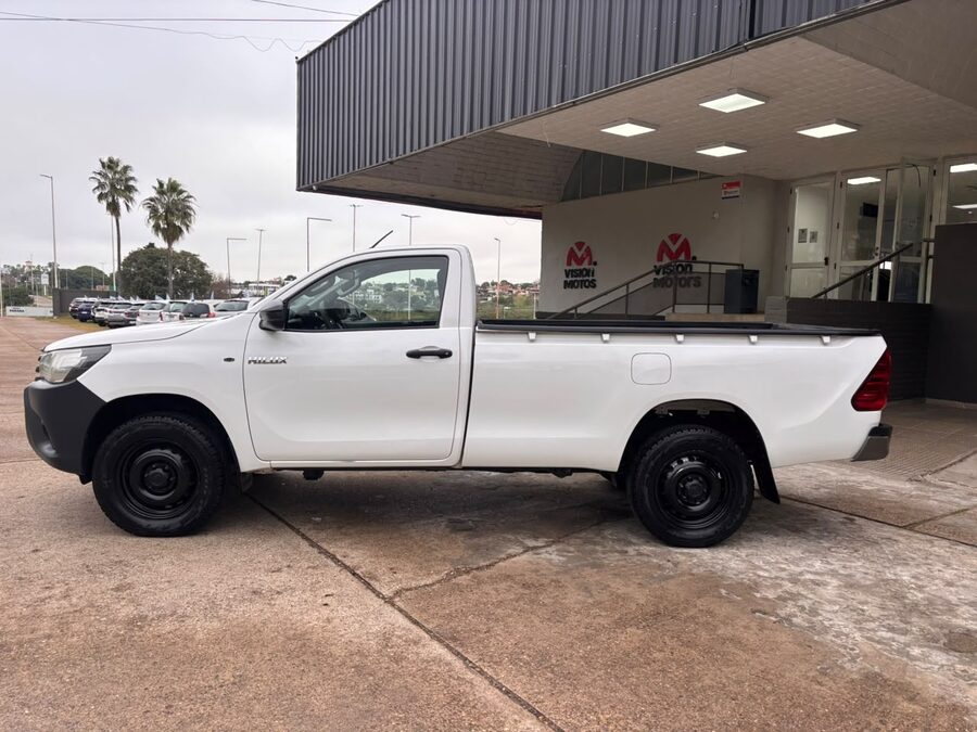 TOYOTA HILUX 4x2 DX 2.4 TDI MT CABINA SIMPLE. Recibo vehículos de menor y mayor valor