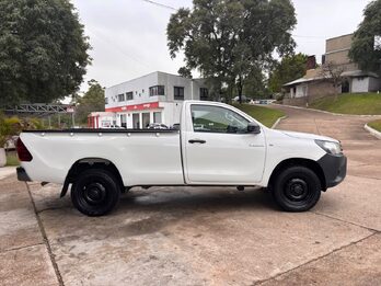 TOYOTA HILUX 4x2 DX 2.4 TDI MT CABINA SIMPLE. Recibo vehículos de menor y mayor valor
