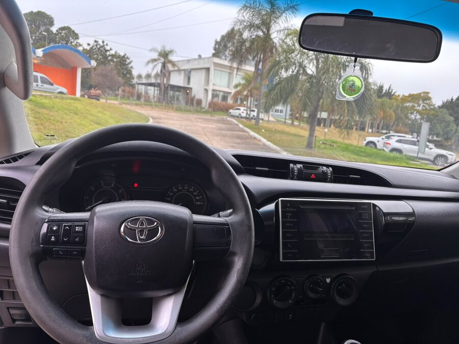 TOYOTA HILUX 4x2 DX 2.4 TDI MT CABINA SIMPLE. Recibo vehículos de menor y mayor valor