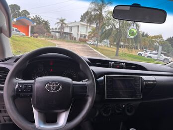 TOYOTA HILUX 4x2 DX 2.4 TDI MT CABINA SIMPLE. Recibo vehículos de menor y mayor valor