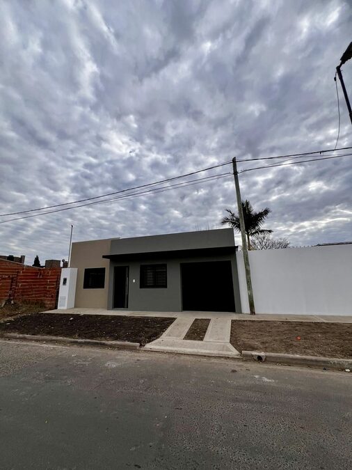 CASA A ESTRENAR EN VENTA 🏡  Ideal para ingresar inmediatamente‼️ 📍sobre calle Basavilbaso y Gdor. Crespo.