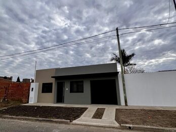 CASA A ESTRENAR EN VENTA 🏡  Ideal para ingresar inmediatamente‼️ 📍sobre calle Basavilbaso y Gdor. Crespo.