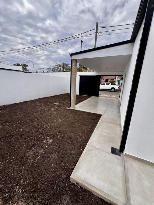 CASA A ESTRENAR EN VENTA 🏡  Ideal para ingresar inmediatamente‼️ 📍sobre calle Basavilbaso y Gdor. Crespo.