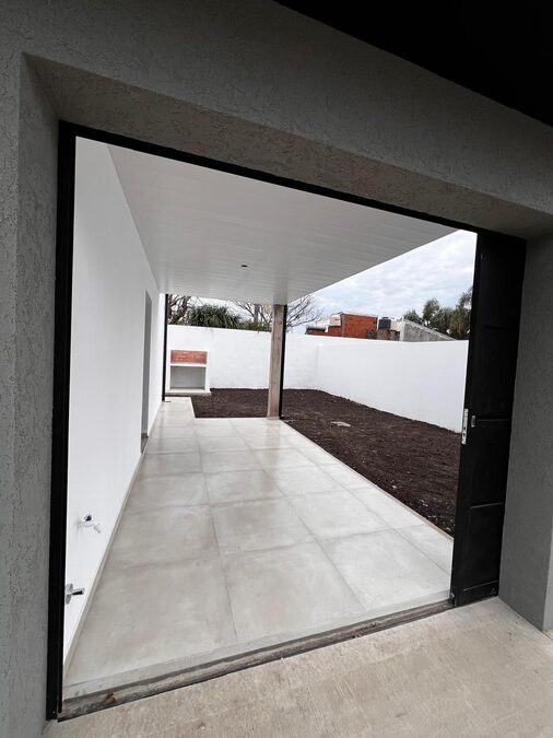 CASA A ESTRENAR EN VENTA 🏡  Ideal para ingresar inmediatamente‼️ 📍sobre calle Basavilbaso y Gdor. Crespo.