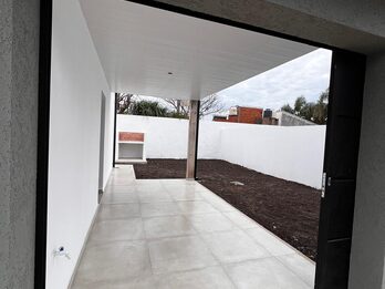 CASA A ESTRENAR EN VENTA 🏡  Ideal para ingresar inmediatamente‼️ 📍sobre calle Basavilbaso y Gdor. Crespo.