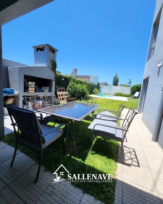 VENDO/PERMUTO CASA 2 DOR + 2 COCHERAS + FONDO Y PISCINA