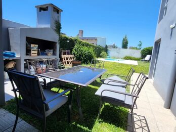 VENDO/PERMUTO CASA 2 DOR + 2 COCHERAS + FONDO Y PISCINA