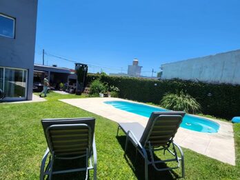 VENDO/PERMUTO CASA 2 DOR + 2 COCHERAS + FONDO Y PISCINA