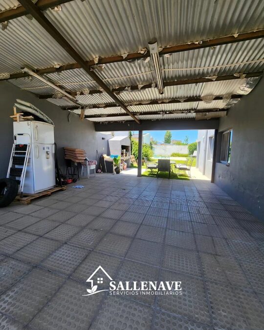 VENDO/PERMUTO CASA 2 DOR + 2 COCHERAS + FONDO Y PISCINA