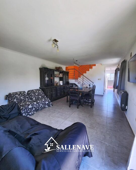 VENDO/PERMUTO CASA 2 DOR + 2 COCHERAS + FONDO Y PISCINA