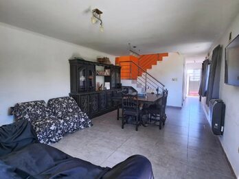 VENDO/PERMUTO CASA 2 DOR + 2 COCHERAS + FONDO Y PISCINA