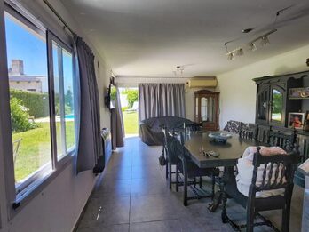VENDO/PERMUTO CASA 2 DOR + 2 COCHERAS + FONDO Y PISCINA