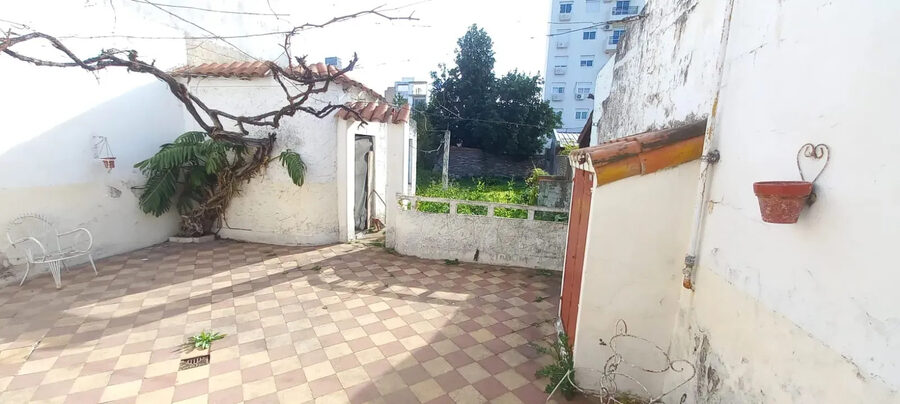 VENDO CASA A REFACCIONAR EN CALLE SALTA