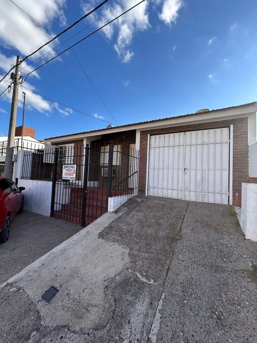 Casa 3 dormitorios 2 baños Alejo Peyret APTA CREDITO
