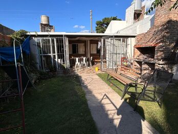 Casa 3 dormitorios 2 baños Alejo Peyret APTA CREDITO
