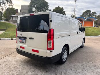 TOYOTA HIACE L1H1 2.8 TDI AT. Recibo vehículos de menor y mayor valor