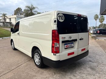 TOYOTA HIACE L1H1 2.8 TDI AT. Recibo vehículos de menor y mayor valor