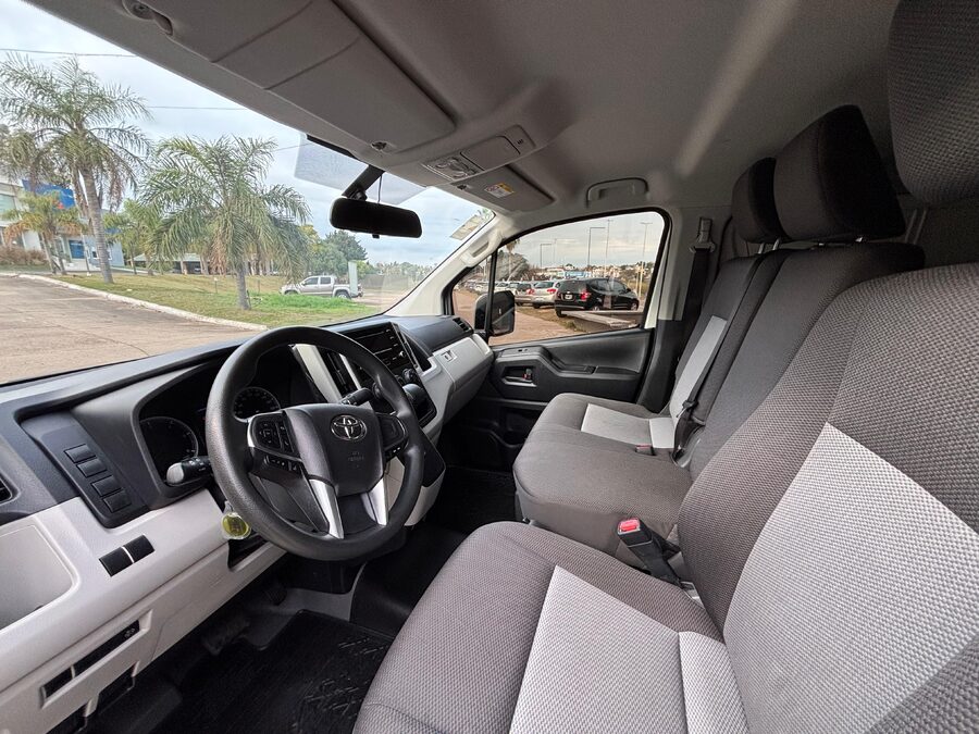 TOYOTA HIACE L1H1 2.8 TDI AT. Recibo vehículos de menor y mayor valor