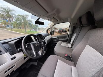 TOYOTA HIACE L1H1 2.8 TDI AT. Recibo vehículos de menor y mayor valor