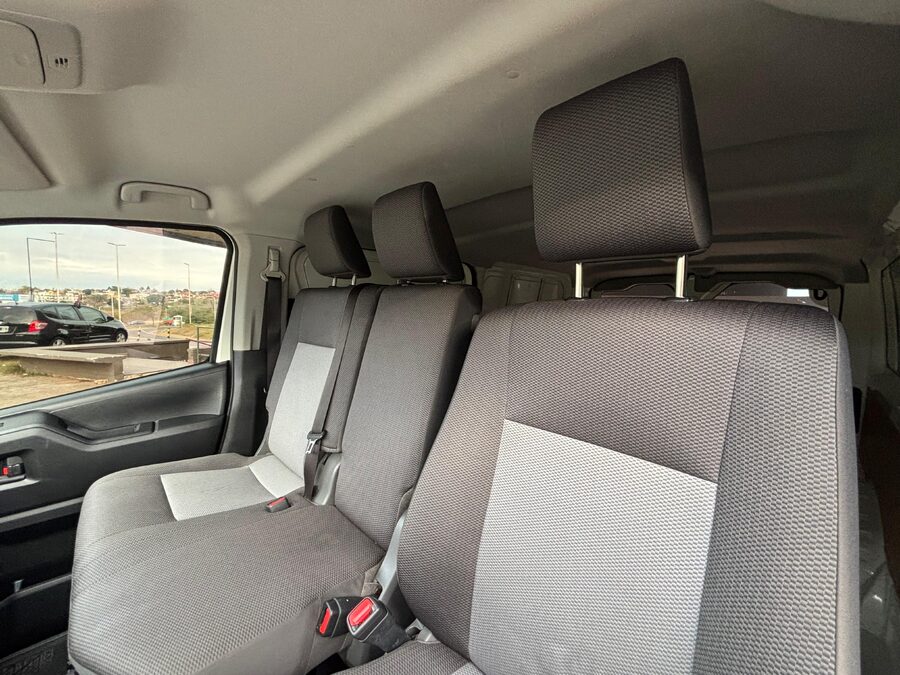 TOYOTA HIACE L1H1 2.8 TDI AT. Recibo vehículos de menor y mayor valor