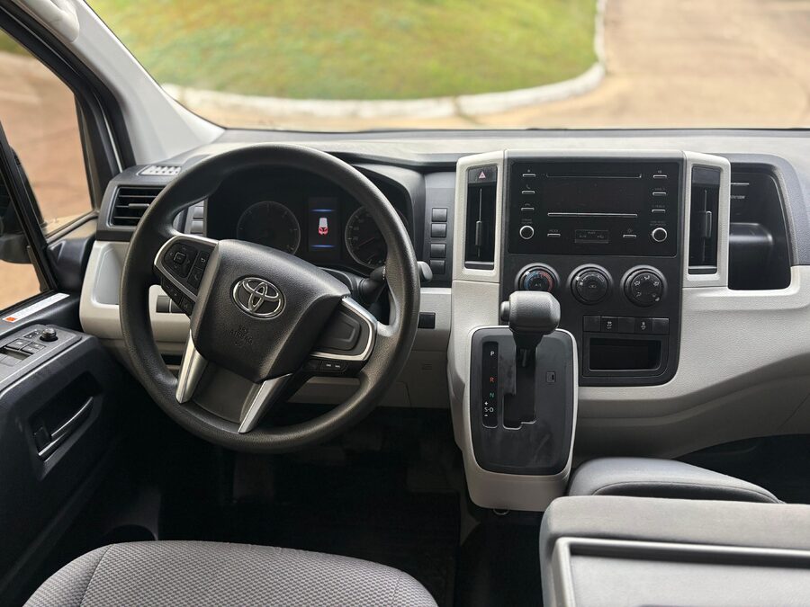 TOYOTA HIACE L1H1 2.8 TDI AT. Recibo vehículos de menor y mayor valor