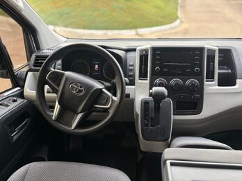 TOYOTA HIACE L1H1 2.8 TDI AT. Recibo vehículos de menor y mayor valor