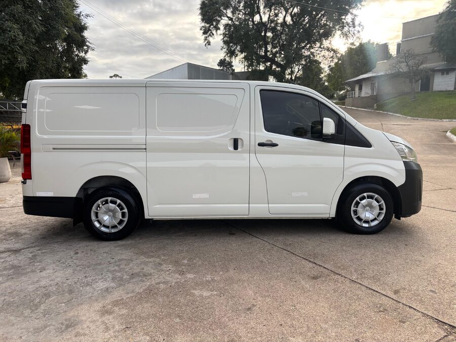 TOYOTA HIACE L1H1 2.8 TDI AT. Recibo vehículos de menor y mayor valor
