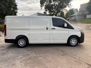 TOYOTA HIACE L1H1 2.8 TDI AT. Recibo vehículos de menor y mayor valor