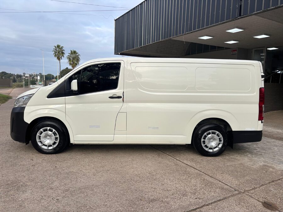 TOYOTA HIACE L1H1 2.8 TDI AT. Recibo vehículos de menor y mayor valor